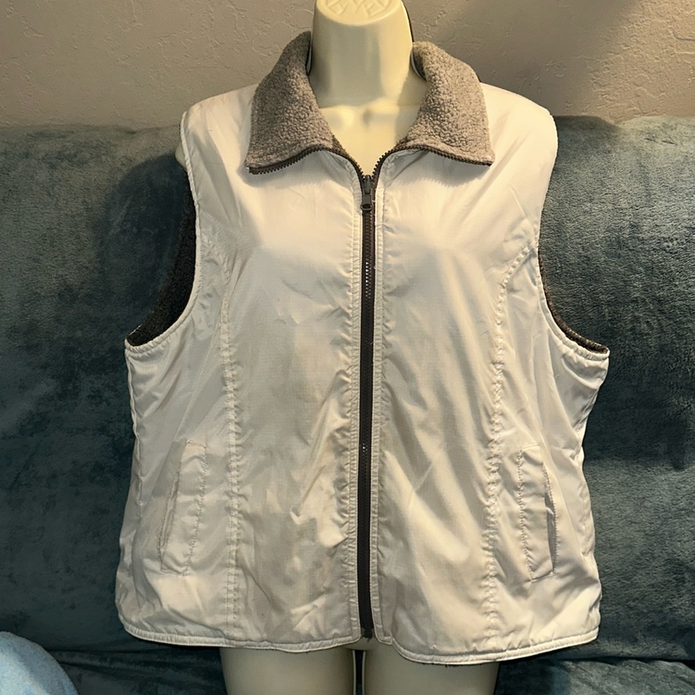 White and grey large reversible vest 💕